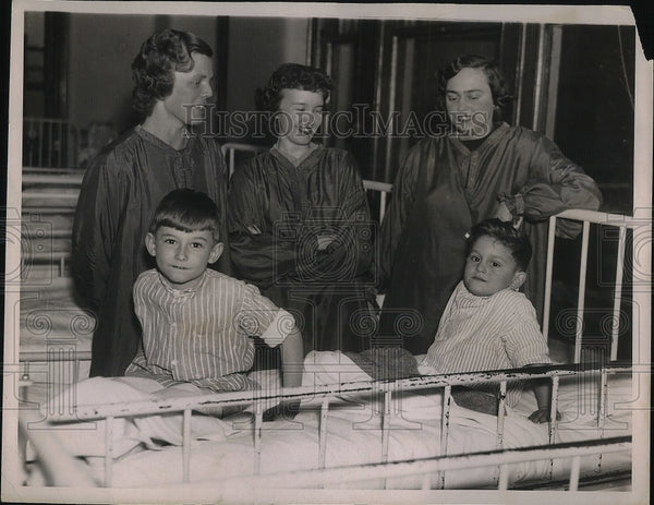 Jane Runyon 1937 Mrs Lee Mallory, Martha Hall, Jane Runyon & children - Historic Images