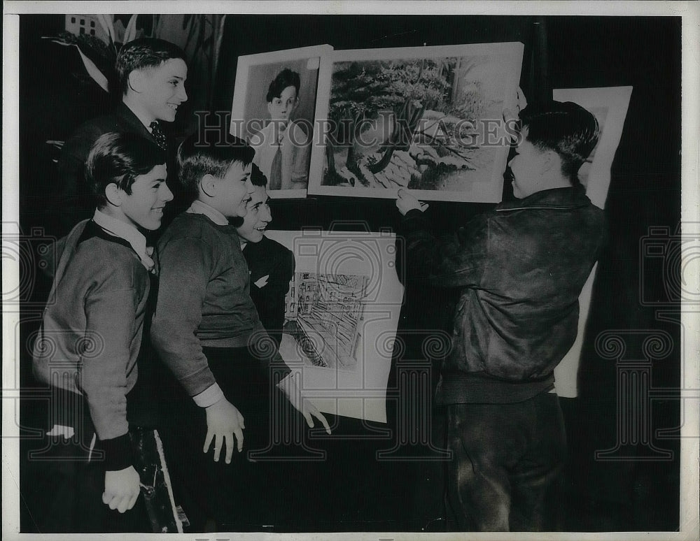 1940 Luis Van Luong of Gramercy Boys Club Shows Off Oil Painting - Historic Images