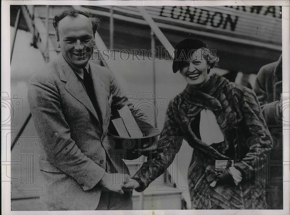 1936 Press Photo David Llewellyn Greeted By Wife After Record Flight - Historic Images