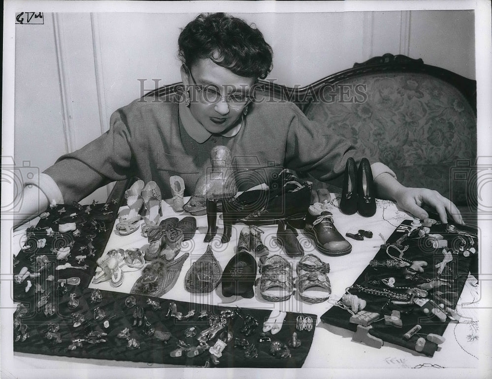 1956 Press Photo Betty De Lage Collector of Miniature Shoes With Collection - Historic Images