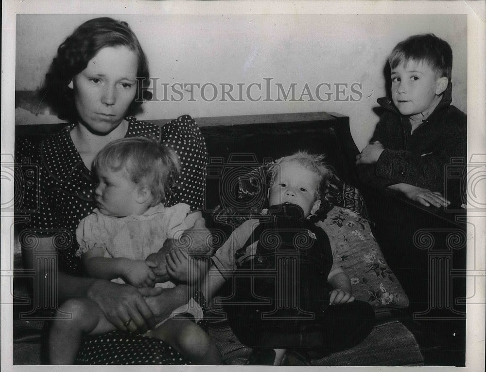 1938 Press Photo Mrs Lauren Hays &amp; children wait for news of lost son - Historic Images