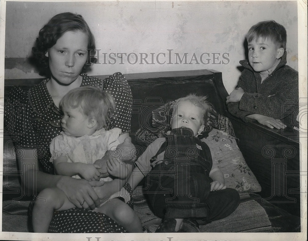 1938 Press Photo Mother waits for news on her lost son - Historic Images