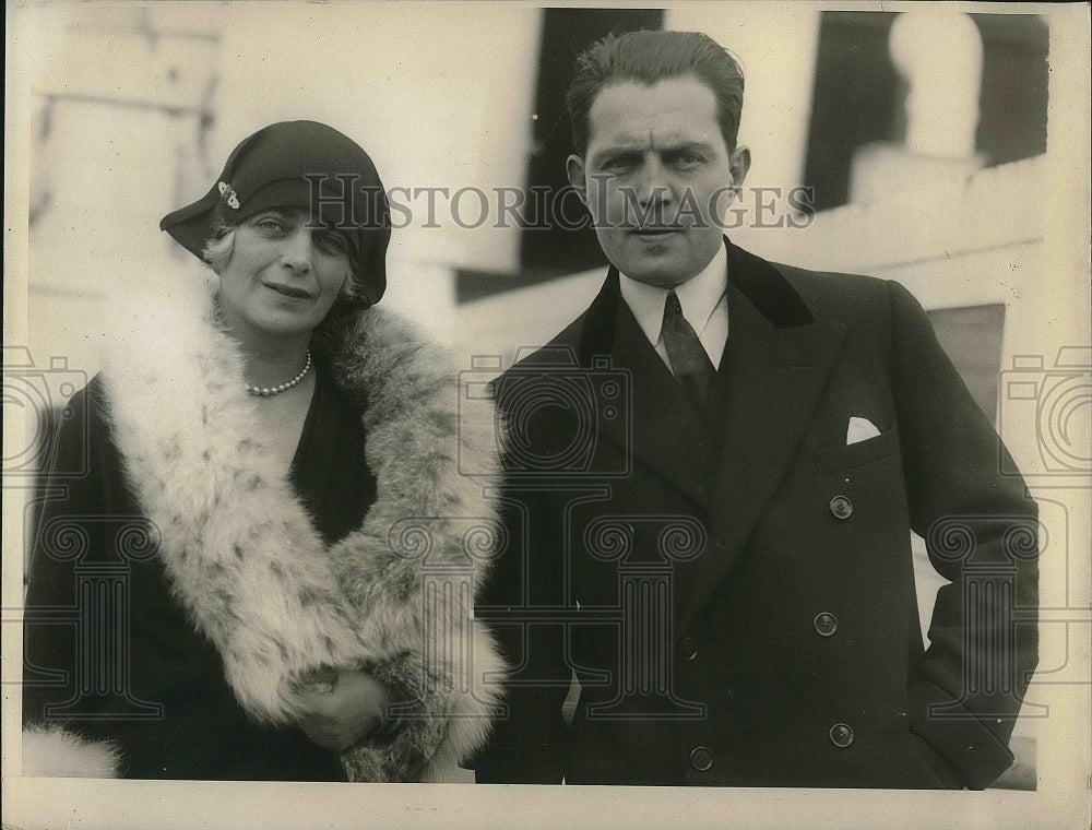 1930 Press Photo Prince Chlodwig Hohenlohe and bride arrive in NYC SS Aquitania - Historic Images