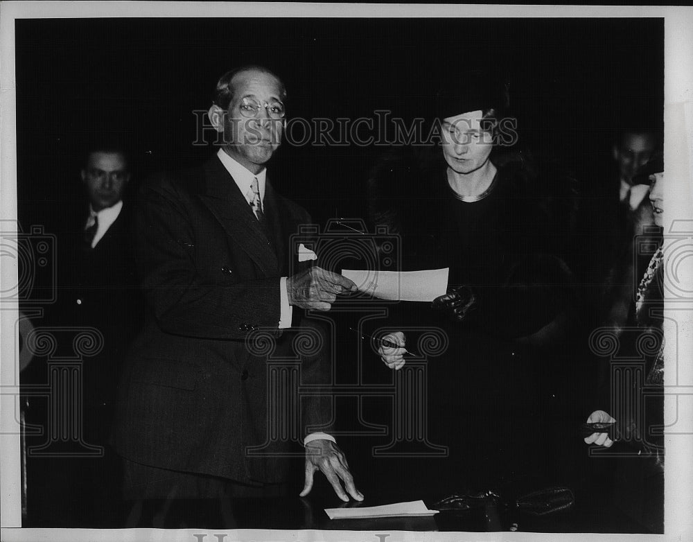 1934 Press Photo Bessie Schlepper Receives Top Prize From E. F. Prince - Historic Images