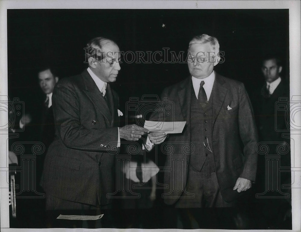 1934 Press Photo E. E. Prince, Sweepstakes Rep., Gives Top Prize To Frank Prigge - Historic Images