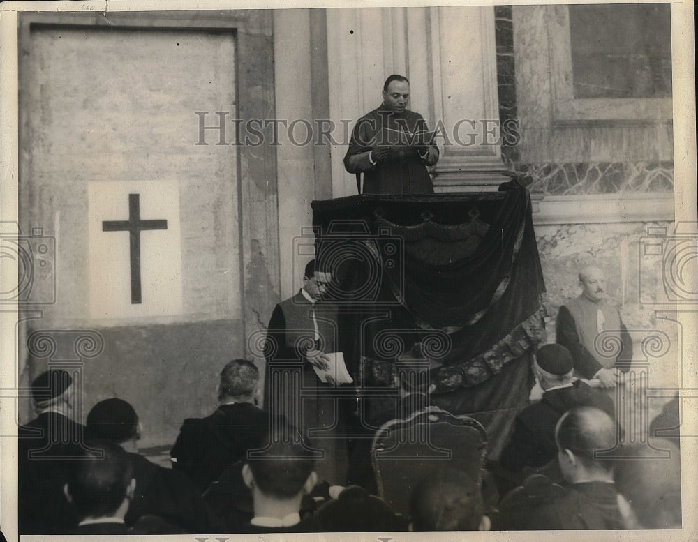 1925 Press Photo Papal Master of Ceremonies of the Vatican Reading Papal Bull - Historic Images