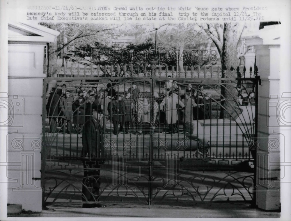 1963 Press Photo Large Crowd gathered in front of White House to pay respect to - Historic Images