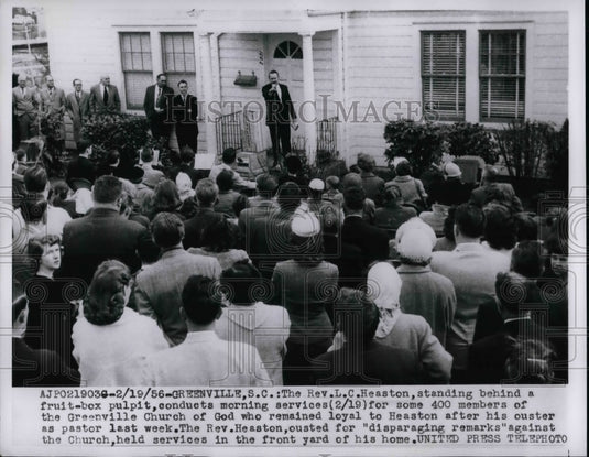 1956 Press Photo Rev. L.C. Heaston Holds Services in His Front Yard of Home - Historic Images