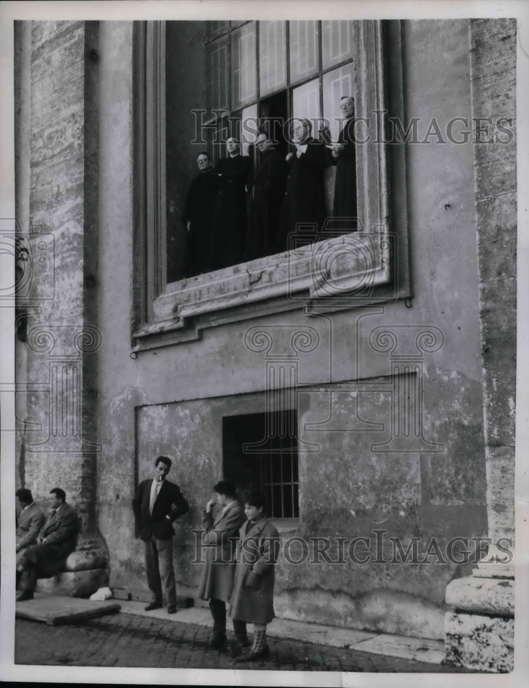 1958 Press Photo Catholic Priests standing on windowsill in Vatican City - Historic Images
