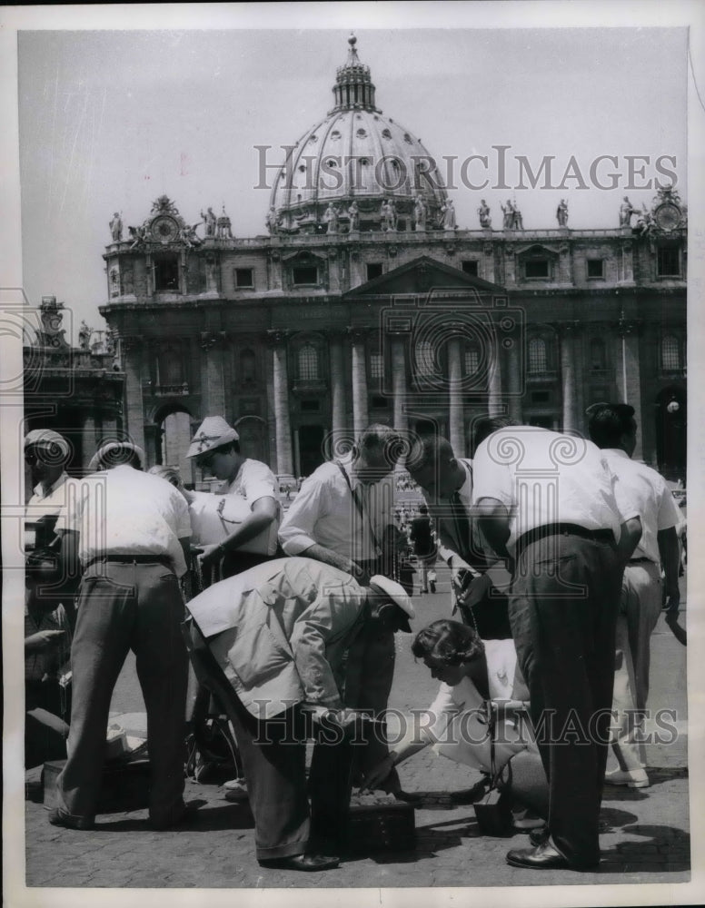 1957 Press Photo Tourists in St. Peters Square in Vatican City - nea36871 - Historic Images