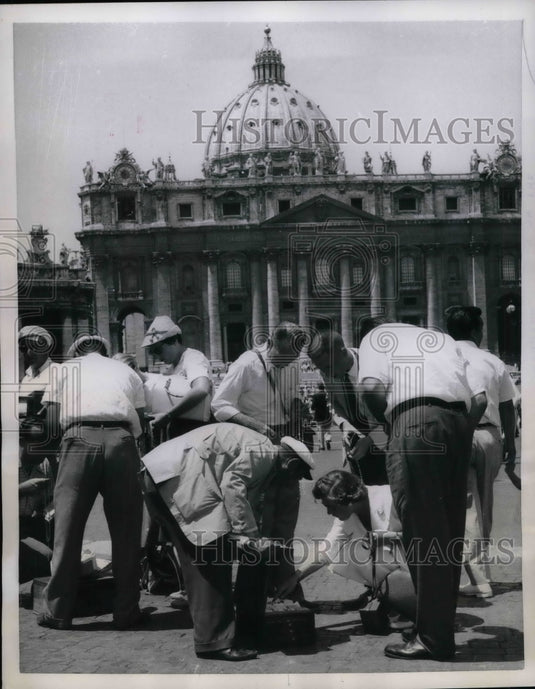 1957 Press Photo Tourists in St. Peters Square in Vatican City - nea36871 - Historic Images