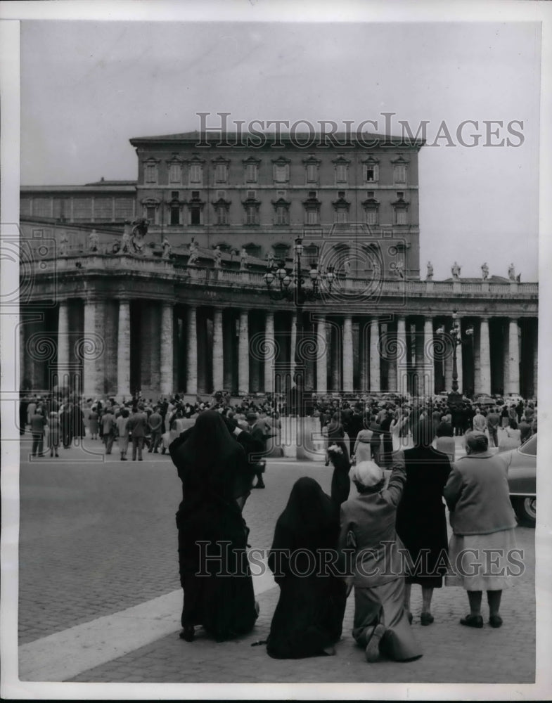 1954 Press Photo Tourists awaiting the appearance of Pope Pius XII - nea36872 - Historic Images