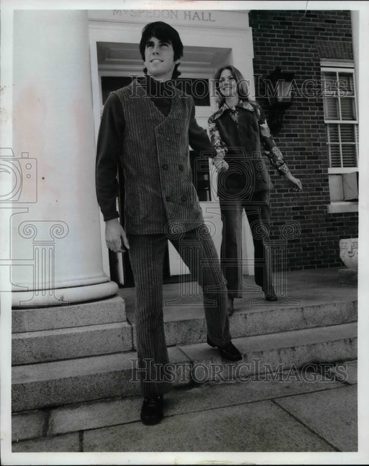 1971 Models showing off new style for fashion week - Historic Images