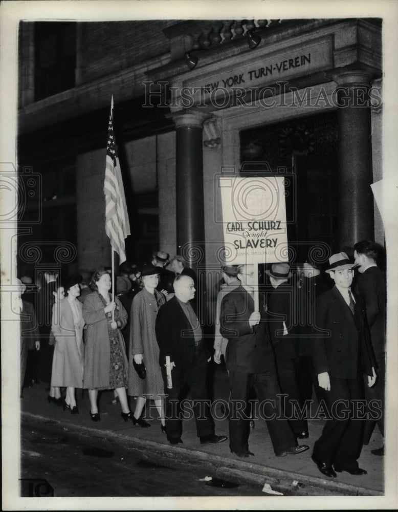 1938 Press Photo Protest outside Turin Veerin Hall - Historic Images