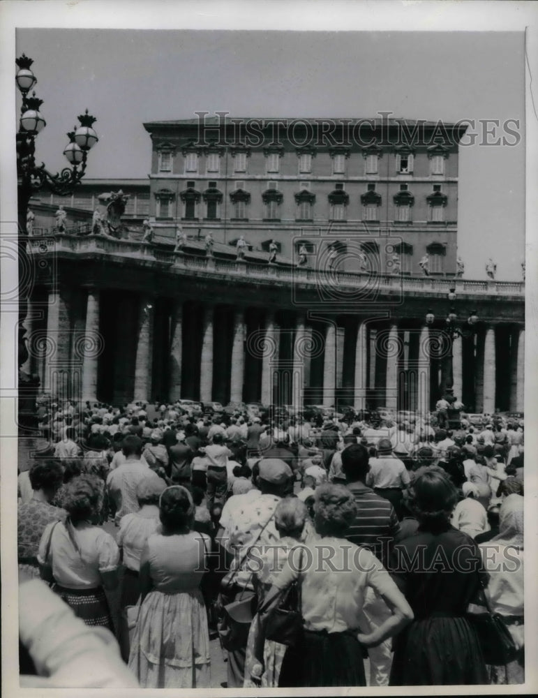 1957 Press Photo Crowd gathered to say goodbye to Pope Pius XII at St. Peter&#39;s - Historic Images