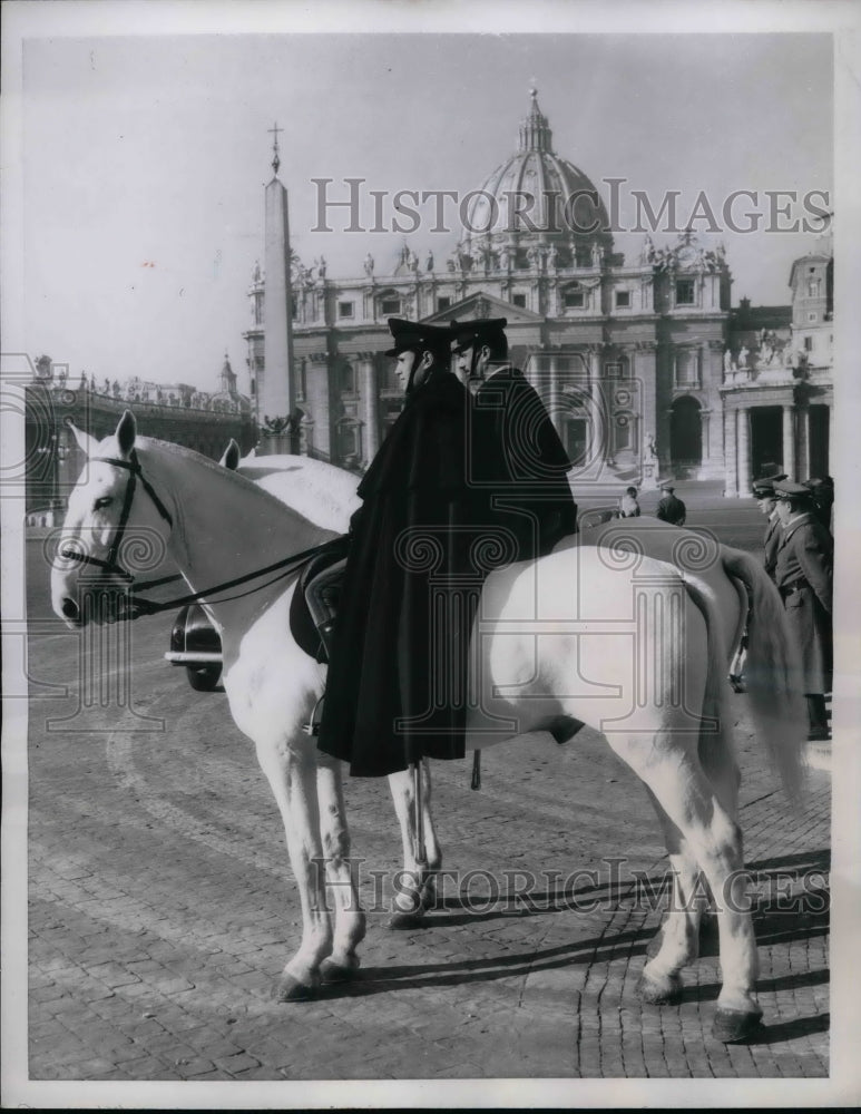 1957 Press Photo Policemen during a tour on guard in St. Peter&#39;s Square - Historic Images
