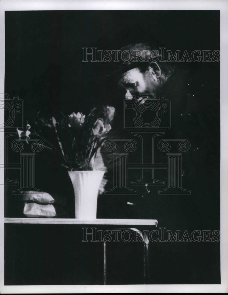1971 Press Photo Clown sitting at table for performance - Historic Images