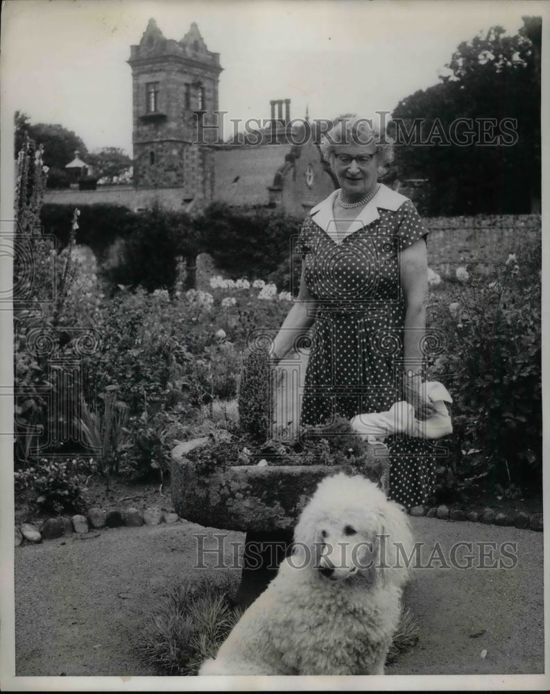 1959 Press Photo Mrs. Sibyl Hathaway and her dog - Historic Images