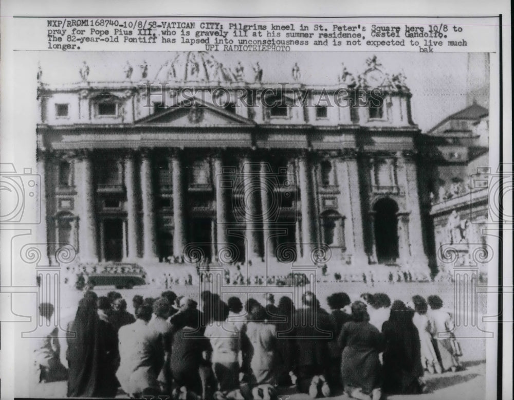 1958 Press Photo Pilgrins Kneeling St. Peters Square Pope Pius XII - nea37038-Historic Images