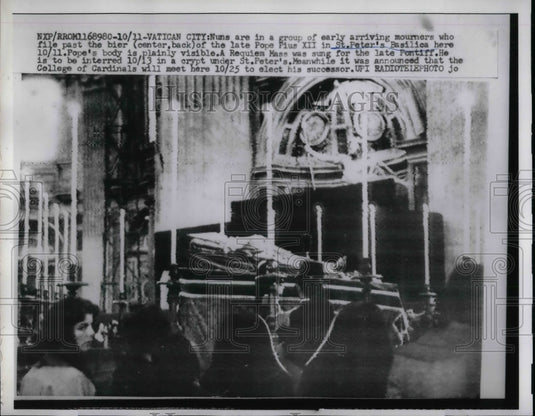 1958 Press Photo Mourners of Pope Pius Xii Vatican City - nea37048 - Historic Images