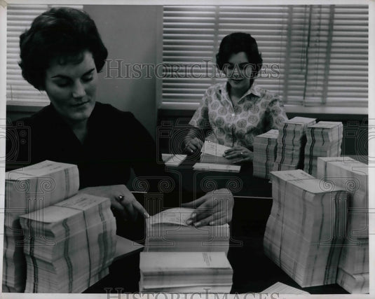 1960 Press Photo Morgan Guaranty Trust Company employees & stock checks-Historic Images