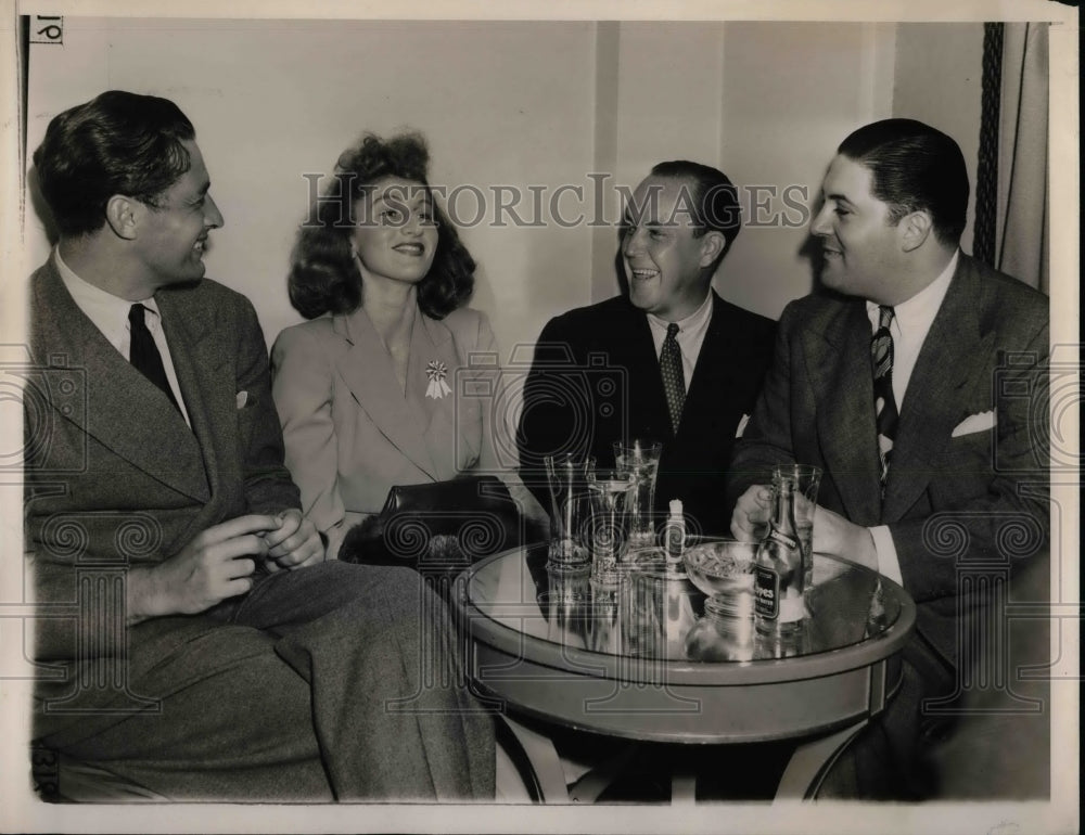 1940 F Shields, Maria Torlonia, J Kearns, R Lauthier at Cafe Pierri - Historic Images