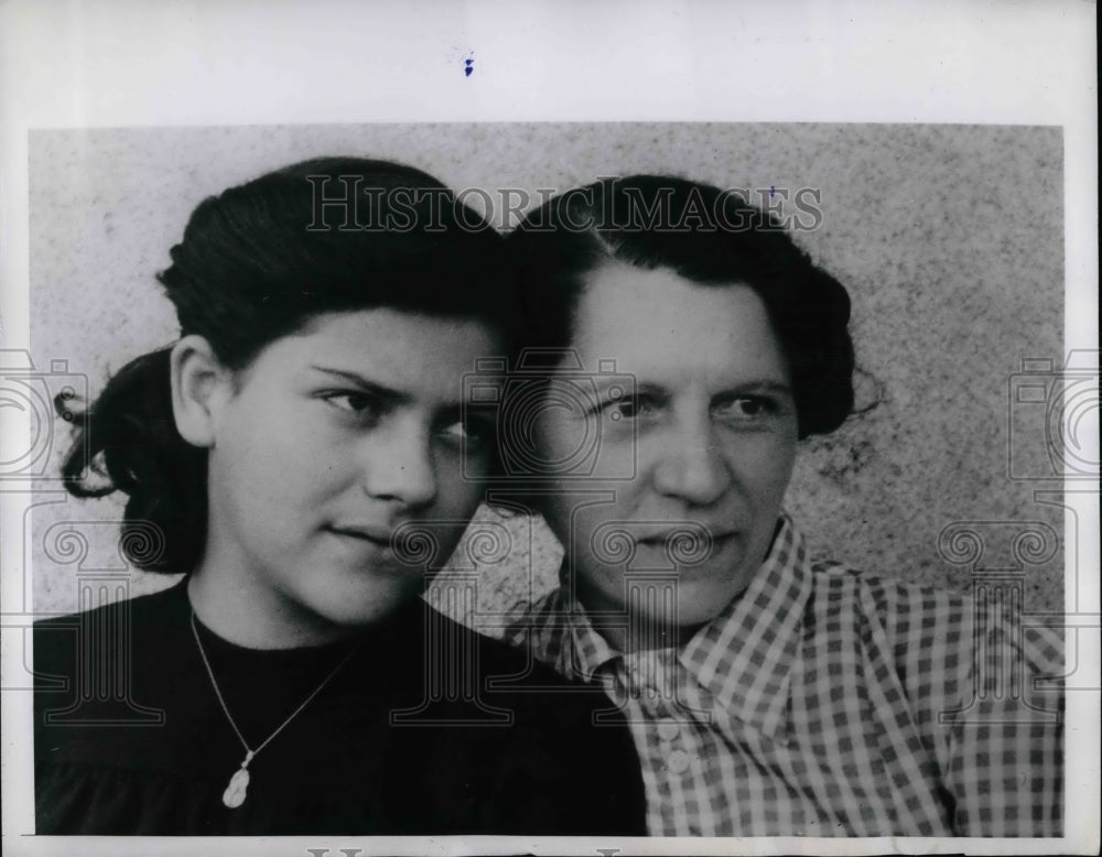 1946 Press Photo Martha Eisler &amp; Daughter Gerti Hope To Rejoin Husband Henry - Historic Images