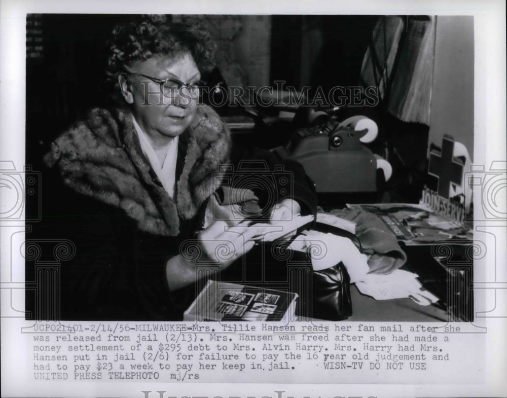 1956 Press Photo Mrs Tillie Hansen released from jail in Milwaukee, Wis, - Historic Images