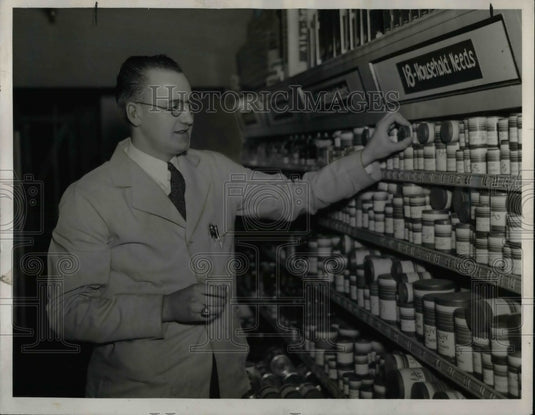 1937 Press Photo George T. Hilden of Pay Less Drug Store in Rochester, Minn. - Historic Images