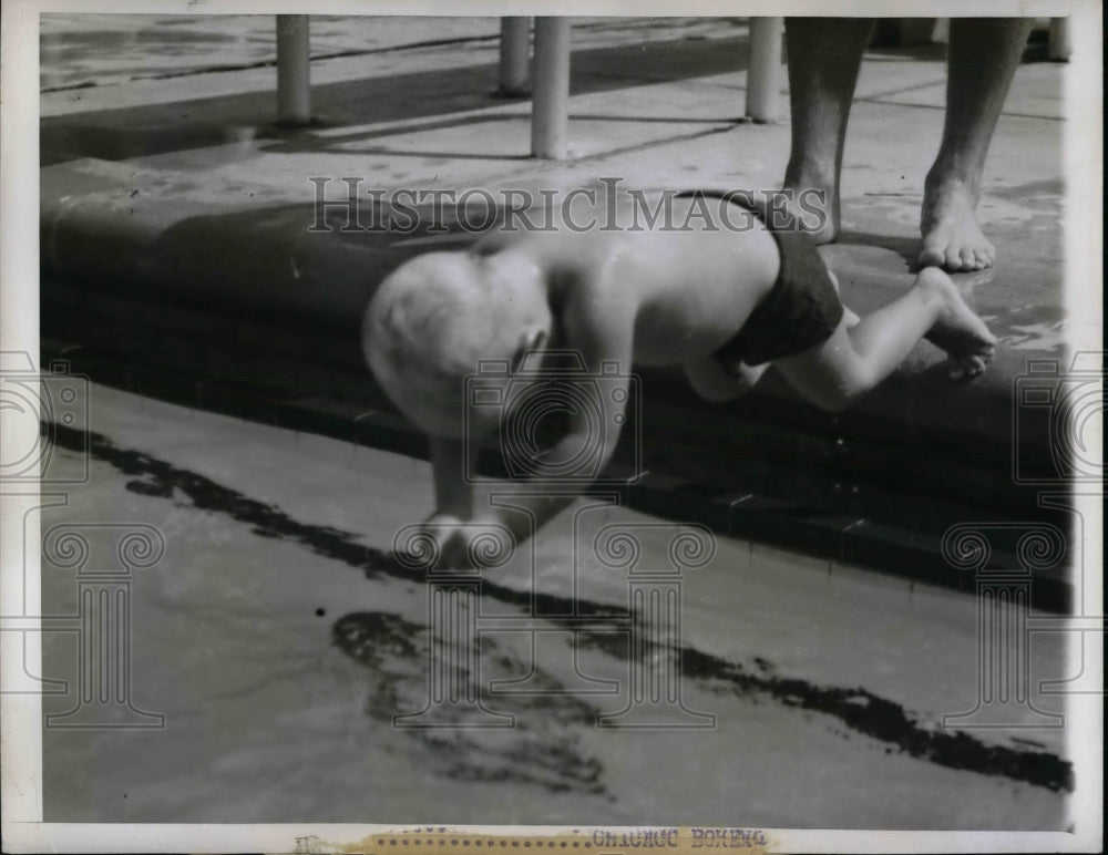 1947 Press Photo two year old Peter Edgar in Swimming Class in Houston, TX - Historic Images