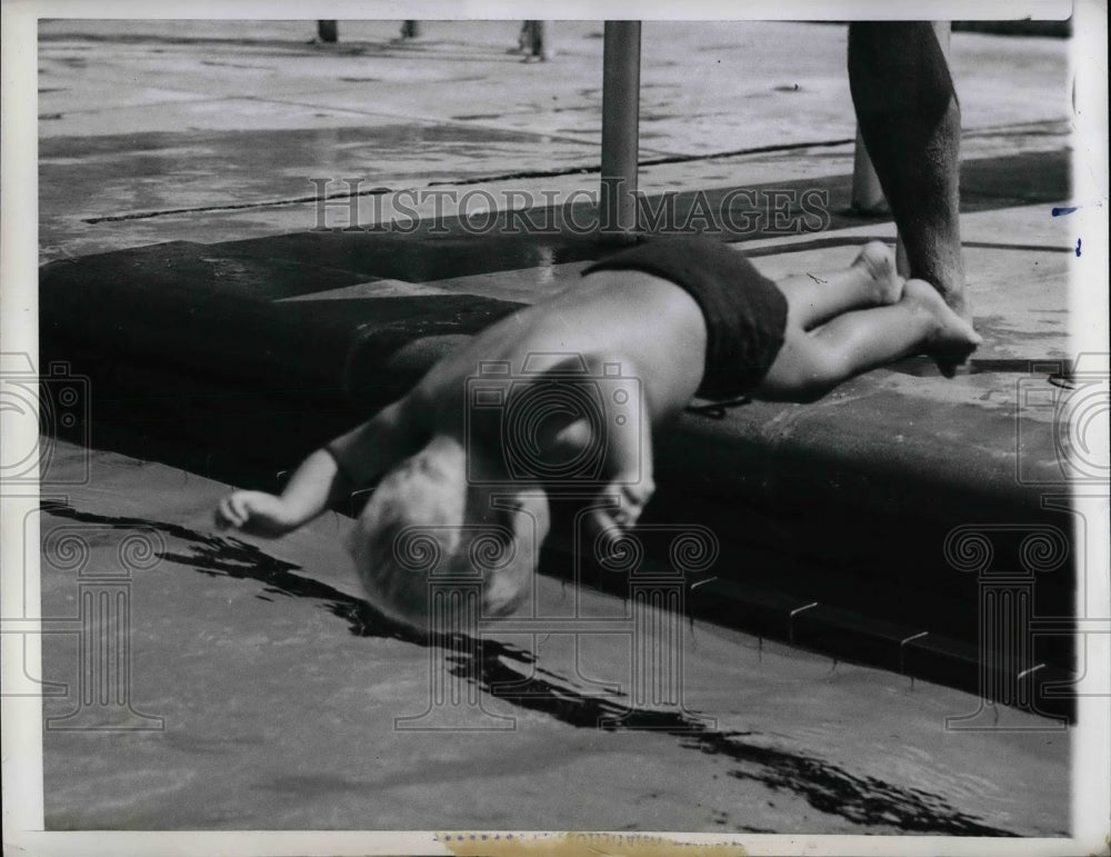 1947 Press Photo toddler Peter Edgar diving during swimming class in Houston-Historic Images