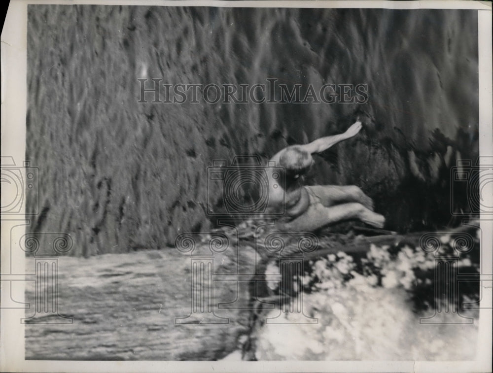 1938 Press Photo Paul Hurah Takes Daily Dip in Ice-Cold Water off NY&#39;s Pier A - Historic Images