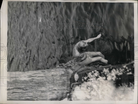 1938 Press Photo Paul Hurah Takes Daily Dip in Ice-Cold Water off NY's Pier A - Historic Images