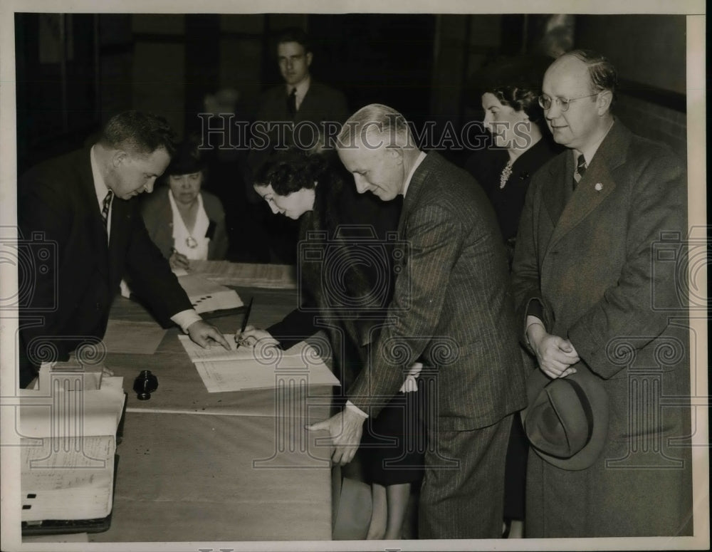 1938 Press Photo Mr., Mrs. Vincent Clausen, Democrat Candidate for Congress - Historic Images