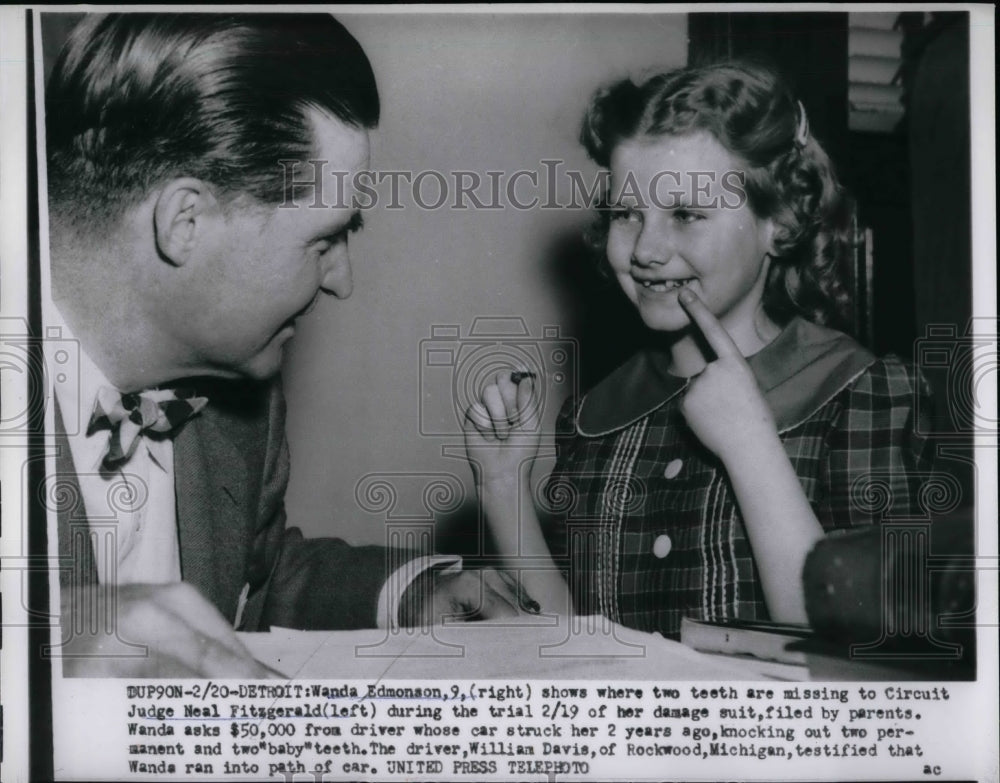 1954 Press Photo Wanda Edmondson. 9 & Judge Neal Fitzgerald in Detroit - Historic Images