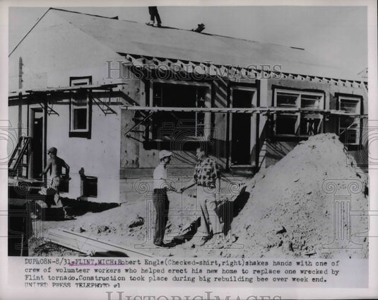 1953 Press Photo Robert Engle erects new home in Flint, Mich - nea37406-Historic Images