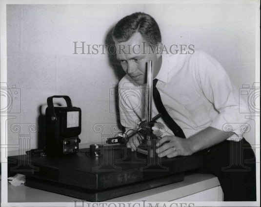 1960 Press Photo Tom Llewellyn Engineering Department - nea37431 - Historic Images
