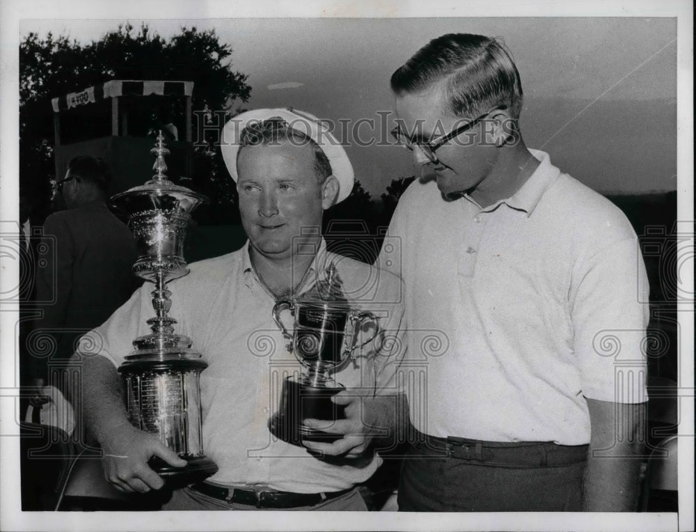 1966 Press Photo Sportsman Bob Murphy and his trophys-Historic Images