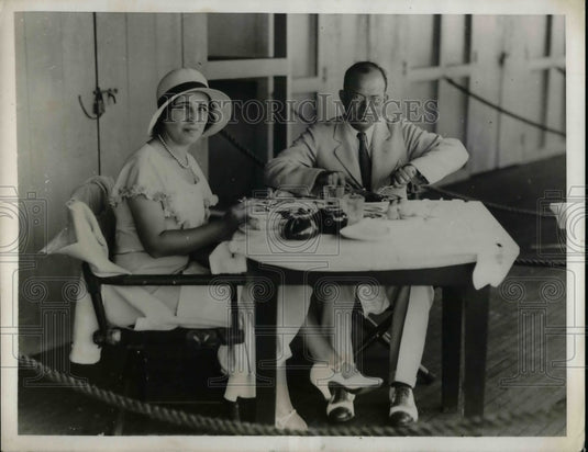 1932 Press Photo Man and Woman Eating - nea37478 - Historic Images