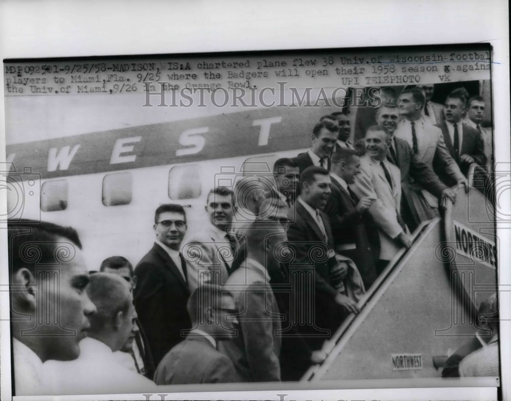 1958 Press Photo Chartered plane flew 38 Univ, of Wisconsin football players to - Historic Images