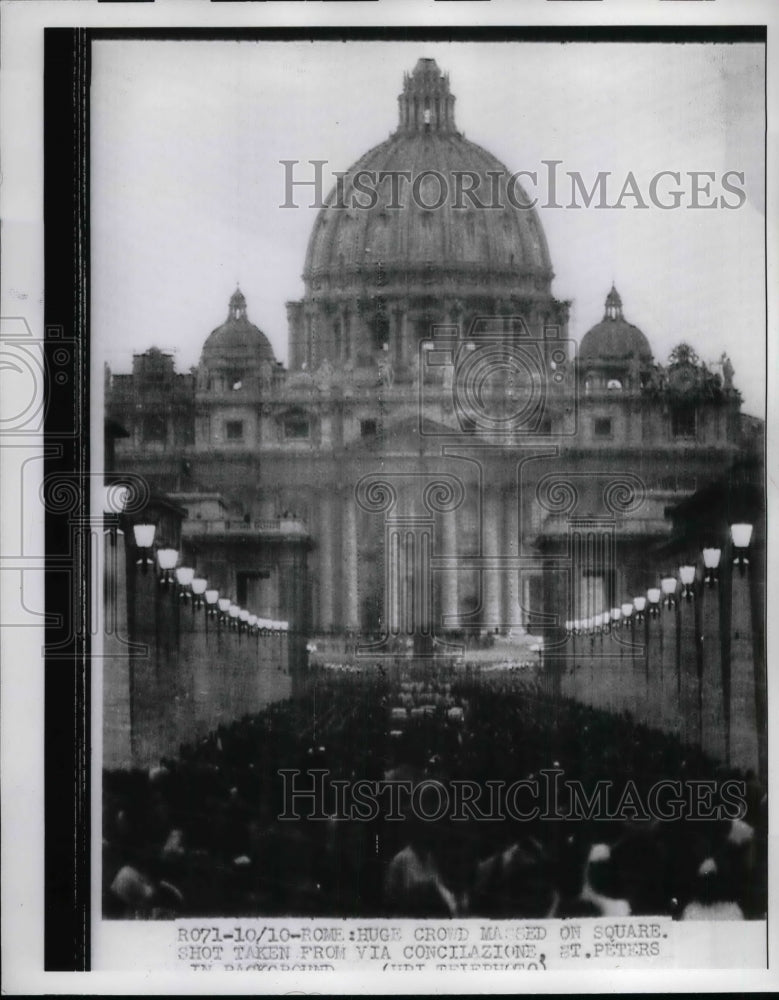 1958 crowd at St. Peter&#39;s Church in Rome  - Historic Images
