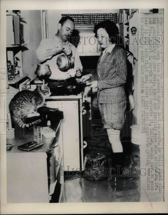 1949 Press Photo Mr. and Mrs. Robert S. Garvie of Dallas in Flooded Home - Historic Images