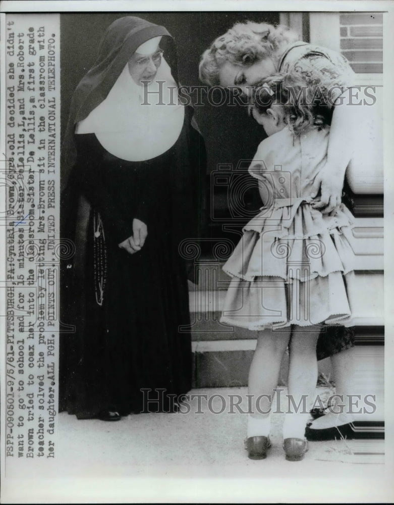 1961 Press Photo Sister DeLellis tried to convinced Cynthia Browm into her Class - Historic Images