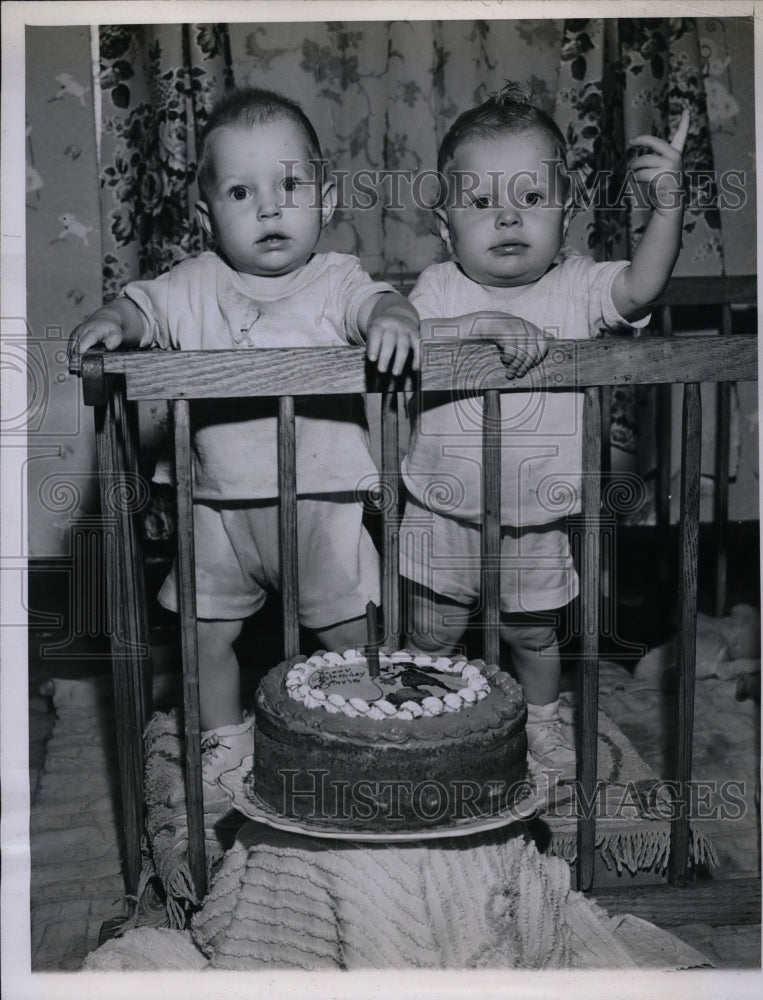 1947 Press Photo Twins Edward & Steven Chambers of celebrate their 1st Birthday. - Historic Images