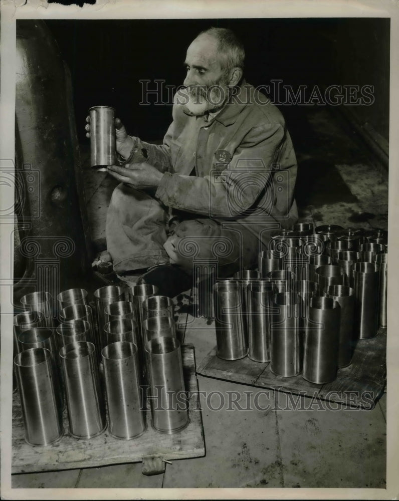 1947 Press Photo Turkish Army Veteran Reconditions Shell Cases - nea37560-Historic Images