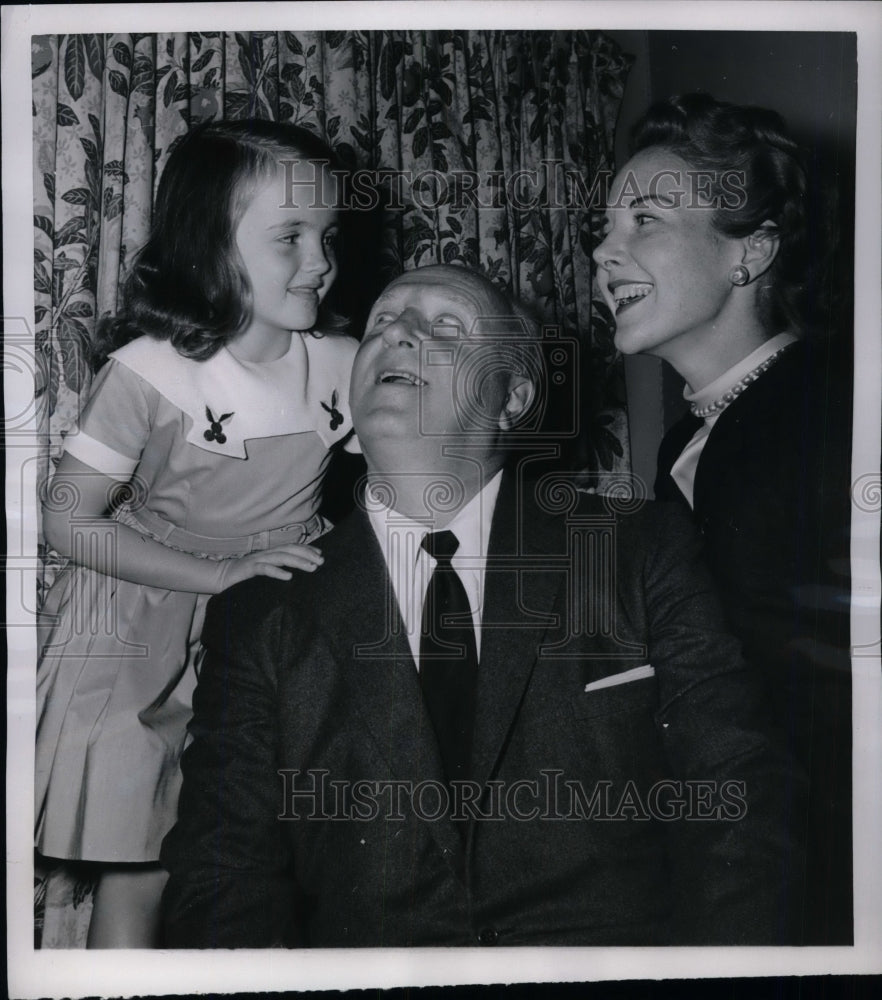 1954 Press Photo Broadway actor Loring Smith with family in NY dressing room - Historic Images