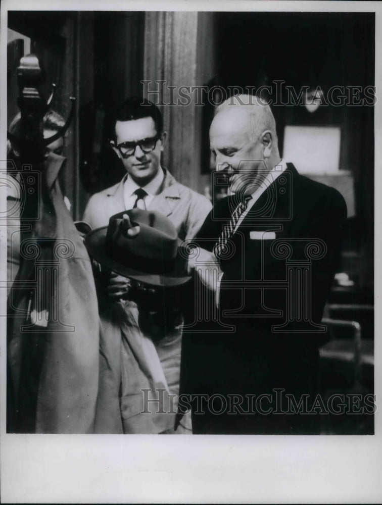 1960 Press Photo American Actor Larry Byden and Loring Smith look at a hat. - Historic Images