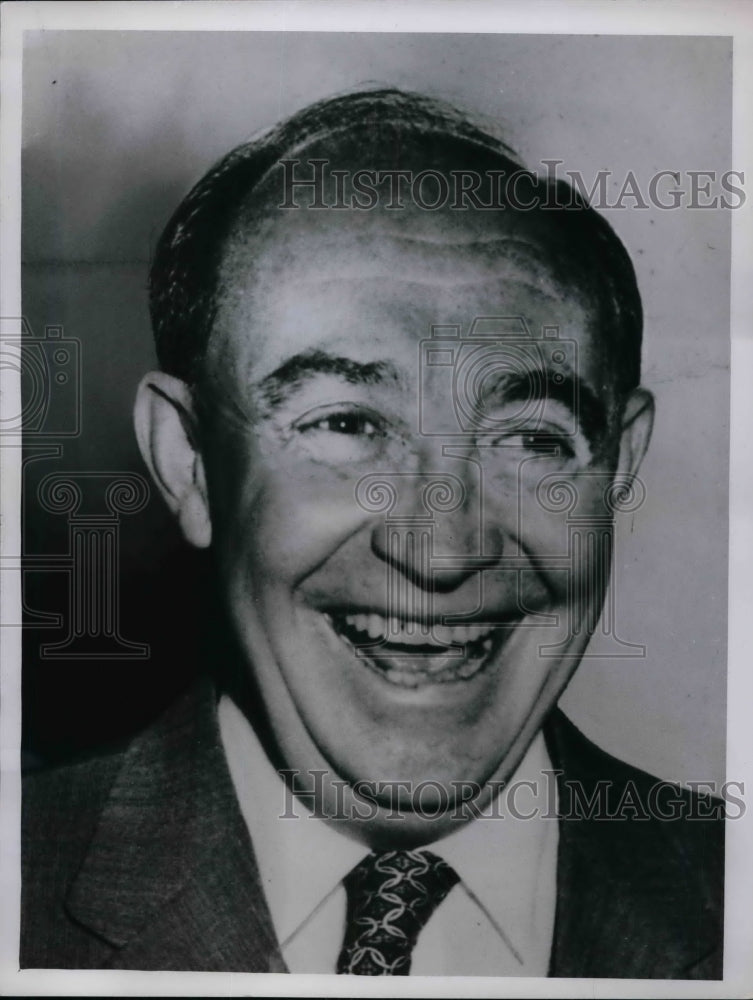 Press Photo Man in a suite and tie smiling - nea37633-Historic Images