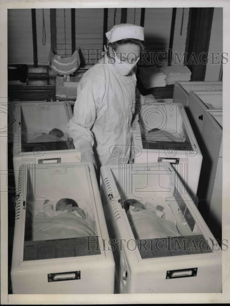 1947 Mrs. Dorothy Henn With Her Quadruplets - Historic Images