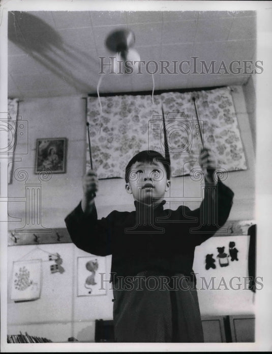1956 Press Photo Little Frank Lum Demonstrates Chinese Game Hueng Ling - Historic Images